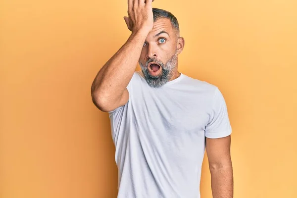 Hombre Guapo Mediana Edad Con Camiseta Blanca Casual Sorprendido Con —  Fotos de Stock