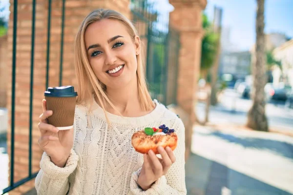 Jovem Loira Sorrindo Feliz Tomando Café Manhã Cidade — Fotografia de Stock