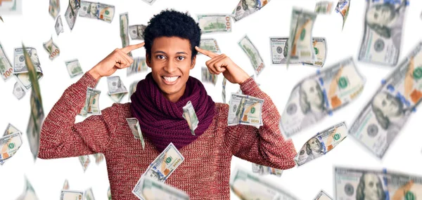 Joven Hombre Afroamericano Vistiendo Suéter Casual Invierno Bufanda Sonriendo Apuntando —  Fotos de Stock