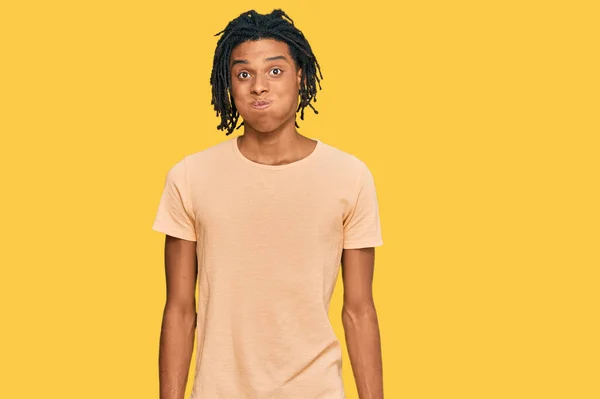 Joven Afroamericano Vestido Con Ropa Casual Soplando Mejillas Con Cara — Foto de Stock