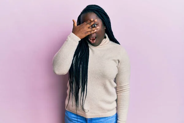 Молодая Черная Женщина Косичками Обычном Зимнем Свитере Подглядывает Лицо Глаза — стоковое фото