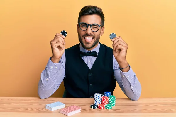 Knappe Spaanse Croupier Man Zit Tafel Met Casino Chips Steken — Stockfoto