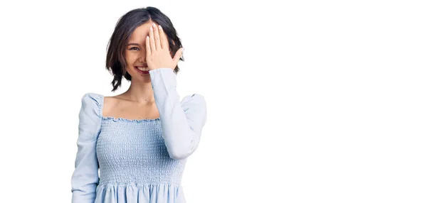 Menina Bonita Nova Vestindo Roupas Casuais Cobrindo Olho Com Mão — Fotografia de Stock