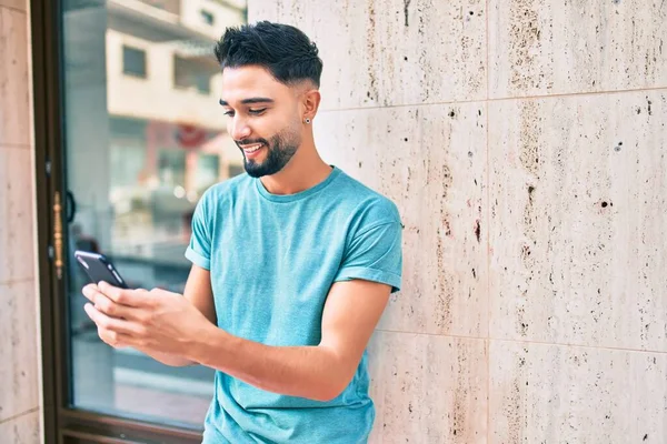 Молодий Арабський Чоловік Посміхається Щасливий Використовуючи Смартфон Місті — стокове фото