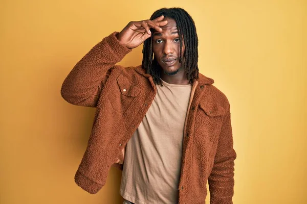 Hombre Afroamericano Con Trenzas Con Chaqueta Retro Marrón Preocupado Estresado —  Fotos de Stock