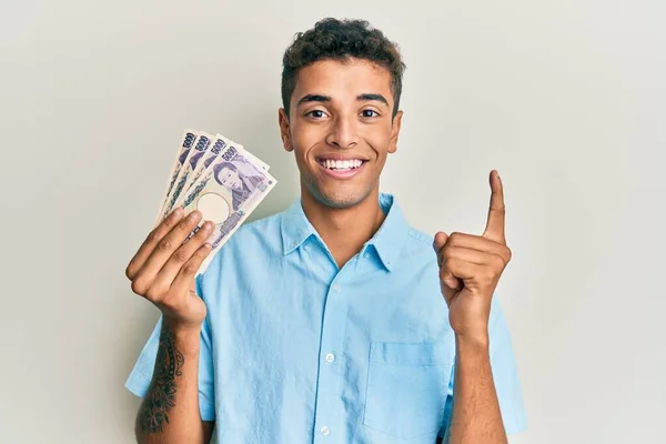 Joven Hombre Afroamericano Guapo Sosteniendo Billetes 5000 Yenes Japoneses Sonriendo — Foto de Stock