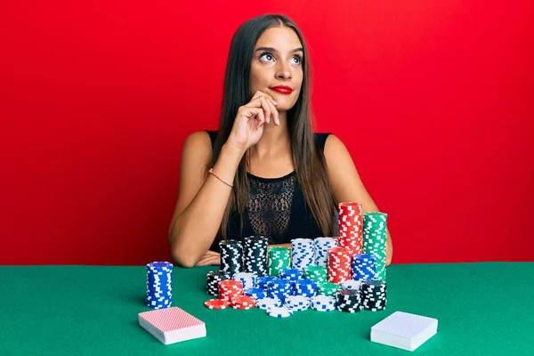 Νεαρή Ισπανίδα Που Κάθεται Στο Τραπέζι Παίζοντας Πόκερ Σοβαρό Πρόσωπο — Φωτογραφία Αρχείου