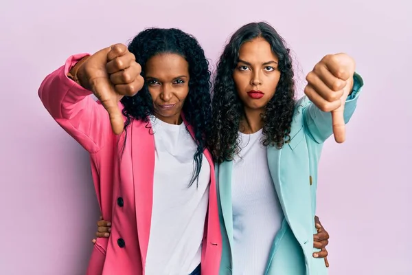 Afro Americanos Mãe Filha Vestindo Estilo Negócios Olhando Infeliz Irritado — Fotografia de Stock