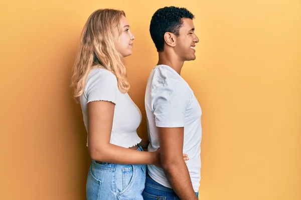 Unga Interracial Par Bär Casual Vit Tröja Tittar Sidan Slappna — Stockfoto