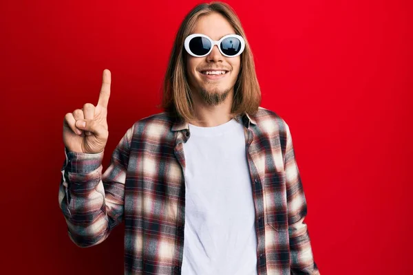 Bonito Homem Caucasiano Com Cabelos Longos Vestindo Camisa Hipster Usando — Fotografia de Stock