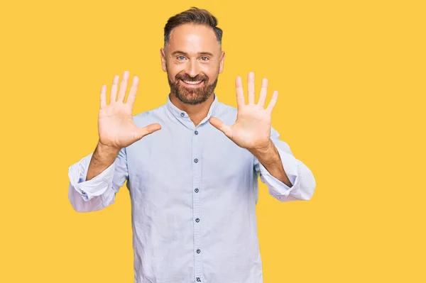 Hezký Muž Středního Věku Obchodní Košili Ukazuje Ukazuje Prsty Číslo — Stock fotografie