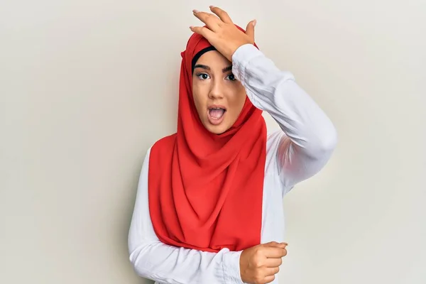 若い美しいヒスパニック系の女の子は 伝統的なイスラムのヒジャーブスカーフを頭の上に手でミスのために驚いて エラーを覚えて着用 忘れられた悪い記憶の概念 — ストック写真
