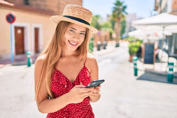 코카서스 관광객 소녀는 시내에서 스마트폰을 사용하여 행복하게 — 스톡 사진
