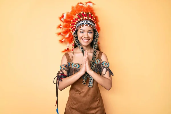 Young Beautiful Latin Girl Wearing Indian Costume Praying Hands Together — Stock Photo, Image