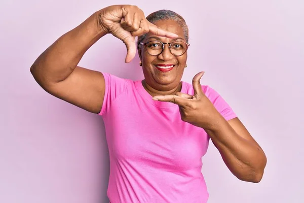 Mujer Afroamericana Mayor Con Ropa Casual Gafas Sonrientes Haciendo Montura —  Fotos de Stock