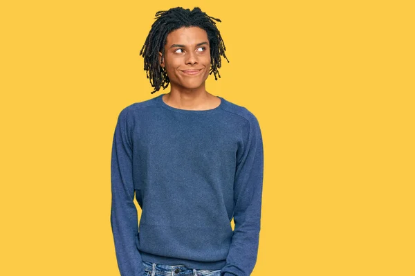 Junger Afrikanisch Amerikanischer Mann Lässigem Winterpullover Lächelt Zur Seite Und — Stockfoto