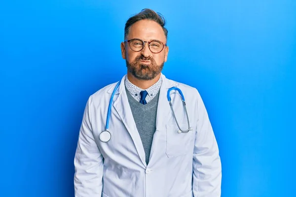 Hombre Guapo Mediana Edad Vistiendo Uniforme Médico Estetoscopio Hinchando Mejillas — Foto de Stock