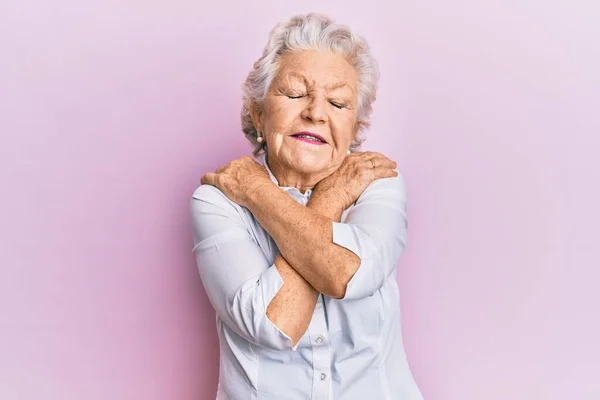 Oudere Grijsharige Vrouw Draagt Casual Kleding Knuffelend Zichzelf Gelukkig Positief — Stockfoto