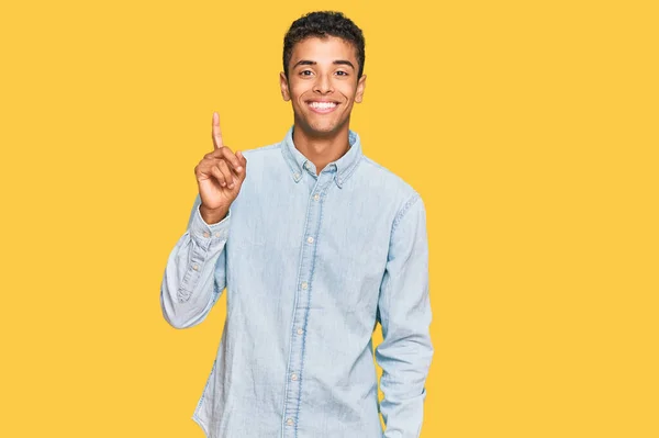 Young Handsome African American Man Wearing Casual Clothes Showing Pointing — Stock Photo, Image