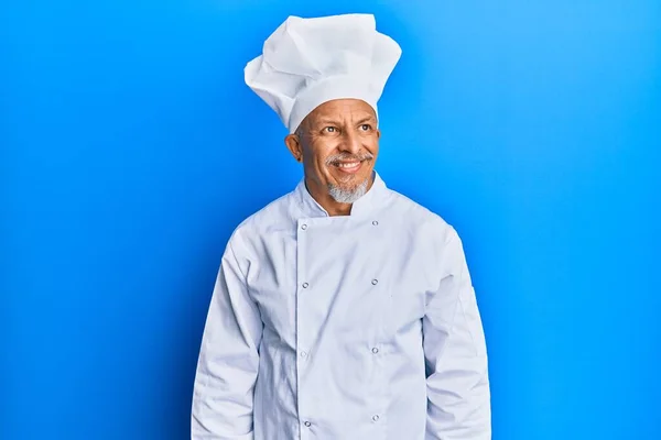 Hombre Pelo Gris Mediana Edad Con Uniforme Cocinero Profesional Sombrero —  Fotos de Stock