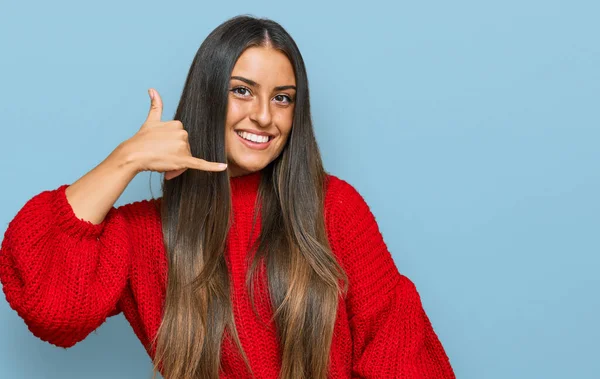 Hermosa Mujer Hispana Vistiendo Ropa Casual Sonriendo Haciendo Gesto Telefónico —  Fotos de Stock