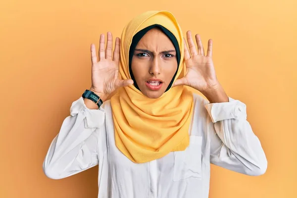 Młoda Brunetka Arabka Tradycyjnym Islamskim Hidżabskim Szaliku Próbująca Usłyszeć Obie — Zdjęcie stockowe