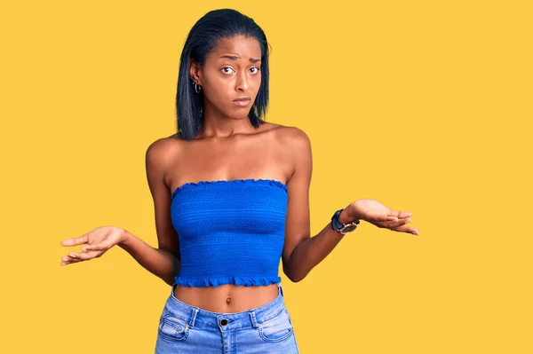Mujer Afroamericana Joven Usando Ropa Verano Casual Despistada Confundida Con —  Fotos de Stock