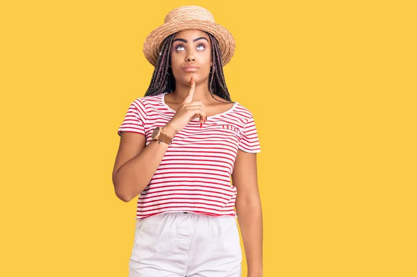 Jonge Afro Amerikaanse Vrouw Met Vlechten Met Zomerhoed Denken Geconcentreerd — Stockfoto