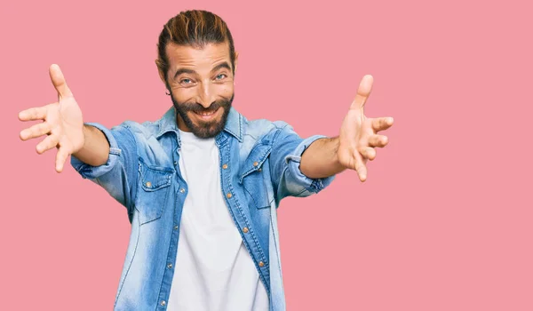 Hombre Atractivo Con Pelo Largo Barba Con Chaqueta Vaquera Casual —  Fotos de Stock