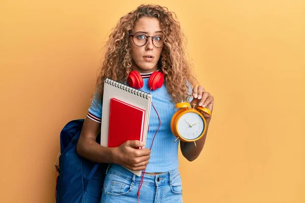 Beautiful Caucasian Teenager Girl Wearing Student Backpack Holding Alarm Clock — Stock Photo, Image