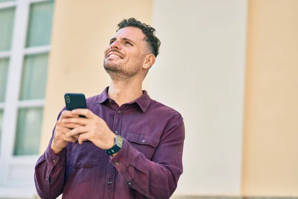 Joven Hombre Hispano Sonriendo Feliz Usando Smartphone Ciudad — Foto de Stock