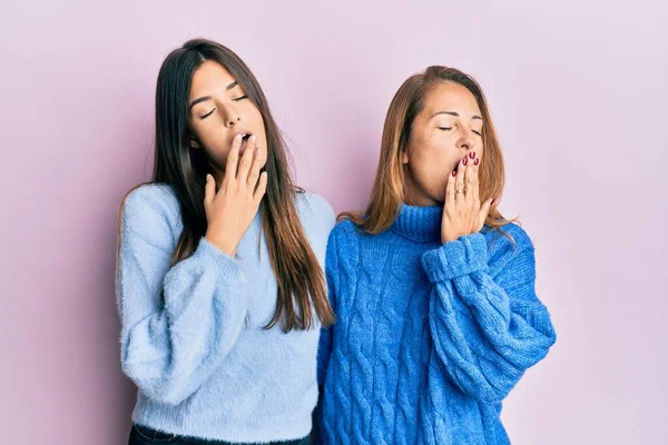 Famiglia Ispanica Madre Figlia Che Indossano Maglione Invernale Lana Annoiato — Foto Stock