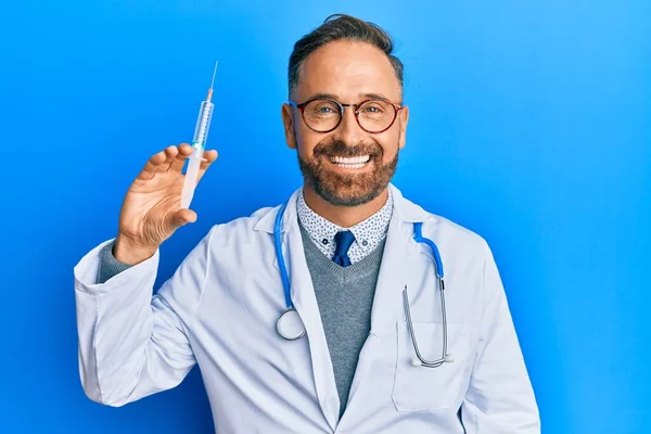 Hombre Guapo Mediana Edad Con Uniforme Médico Sosteniendo Jeringa Con — Foto de Stock