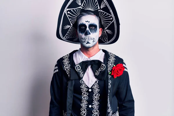 Mladý Muž Oblečený Mexickém Dni Mrtvého Kostýmu Přes Bílou Uvolnil — Stock fotografie