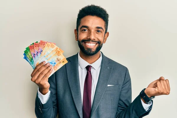 Jóképű Fiatal Spanyol Üzletember Kezében Svájci Frank Bankjegyekkel Boldog Mosollyal — Stock Fotó