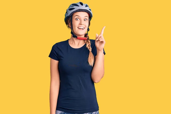 Schöne Kaukasische Frau Mit Fahrradhelm Zeigt Und Zeigt Mit Finger — Stockfoto