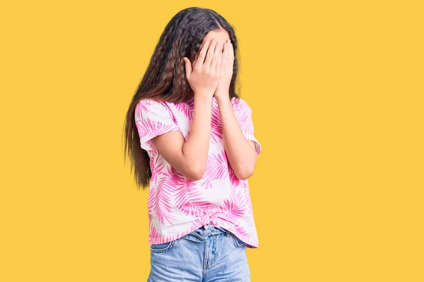 Nettes Hispanisches Mädchen Lässiger Kleidung Mit Traurigem Gesichtsausdruck Das Das — Stockfoto