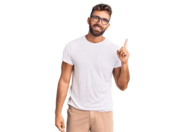 Gündelik Kıyafetler Giyen Gözlüklü Genç Spanyol Başarılı Bir Fikirle Işaret — Stok fotoğraf