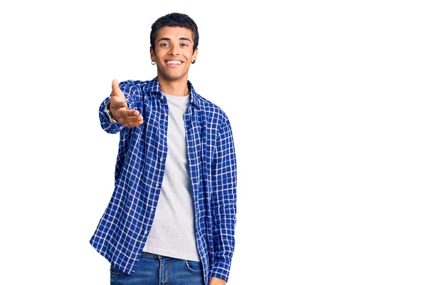 Joven Hombre Amerciano Africano Vistiendo Ropa Casual Sonriendo Amistoso Ofreciendo — Foto de Stock