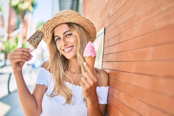 若いですブロンド観光客の女の子笑顔幸せな食べるアイスクリーム傾きオンザ壁 — ストック写真