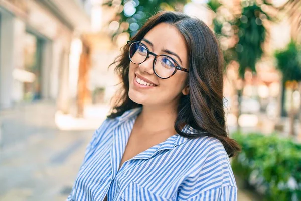 Jonge Latijns Amerikaanse Zakenvrouw Glimlachend Blij Wandelen Stad — Stockfoto