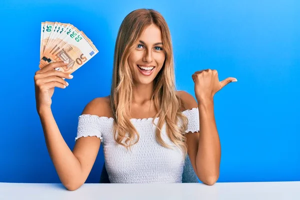 Vacker Blond Ung Kvinna Med Dollar Sedlar Pekar Tummen Upp — Stockfoto