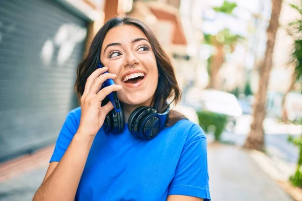 Junge Hispanische Frau Lächelt Fröhlich Auf Dem Smartphone Der Stadt — Stockfoto