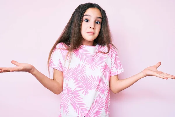Nettes Hispanisches Mädchen Lässiger Kleidung Ahnungslos Und Verwirrt Mit Erhobenen — Stockfoto