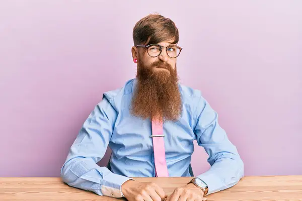 Młody Rudy Irlandczyk Ubrany Biznesową Koszulę Krawat Siedzący Stole Wyglądający — Zdjęcie stockowe