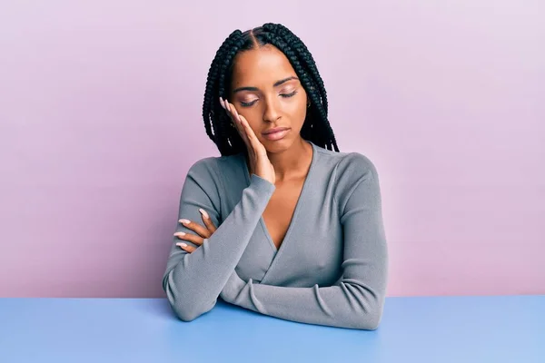 Mulher Hispânica Bonita Vestindo Roupas Casuais Sentado Mesa Pensando Cansado — Fotografia de Stock