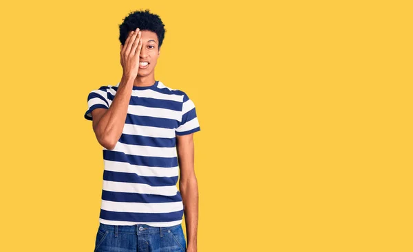 Jovem Afro Americano Vestindo Roupas Casuais Cobrindo Olho Com Mão — Fotografia de Stock