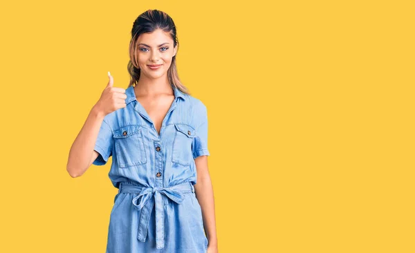 Jovem Mulher Bonita Vestindo Roupas Casuais Fazendo Polegares Felizes Até — Fotografia de Stock