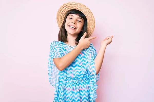 Niña Joven Con Bang Vistiendo Vestido Verano Sombrero Sonriendo Mirando —  Fotos de Stock