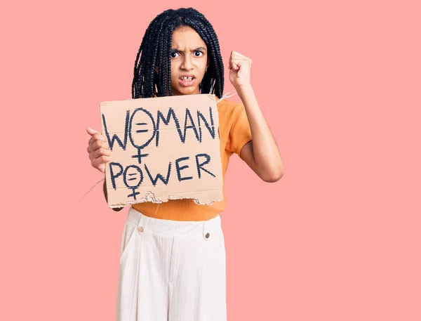 Sevimli Afro Amerikan Kızı Elinde Kadın Pankartı Tutarken Sinirlenmiş Sinirlenmiş — Stok fotoğraf